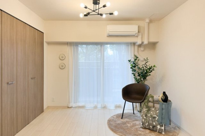 【寝室】 | プレサンスロジェ天満橋リバーテラス | LDKと洋室　それぞれにエアコン設置済♪
　※家具・小物・照明はディスプレイ用です。