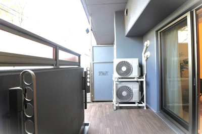 【バルコニー】 | プレサンスロジェ天満橋リバーテラス | 洋室からテラスへ出ることができます♪
ウッドデッキ調のおしゃれなテラス