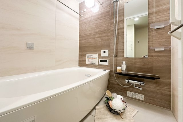 【浴室】 | プレサンスロジェ天満橋リバーテラス | シックな浴室
　※家具・小物はディスプレイ用です。