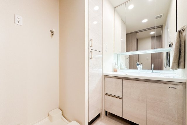 【洗面所】 | プレサンスロジェ天満橋リバーテラス | 三面鏡付の大きな洗面化粧台、横には便利な収納が有ります♪