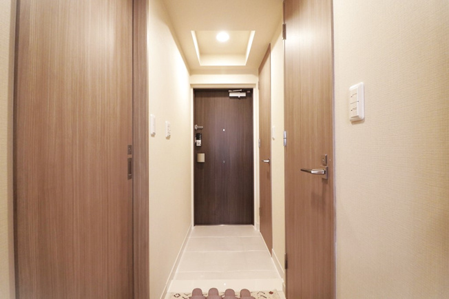 【玄関】 | プレサンスロジェ天満橋リバーテラス | 玄関には大きなシューズクローゼットがあるのでスッキリとご使用いただけますね♪