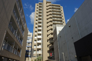 【外観】 | アクセス良好の築浅マンションです。大川も近く、都心ですが緑豊かな住環境です。