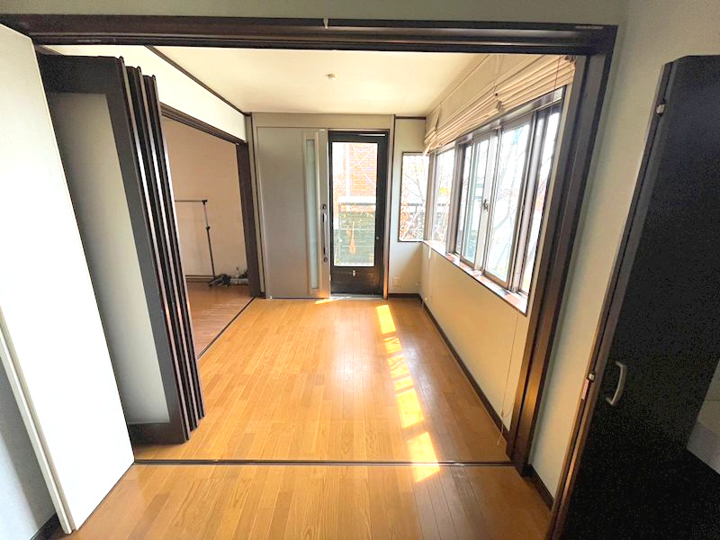 甲陽園山王町 中古戸建の居間・リビング|リビングと一体利用可能な増築されたスペースです。