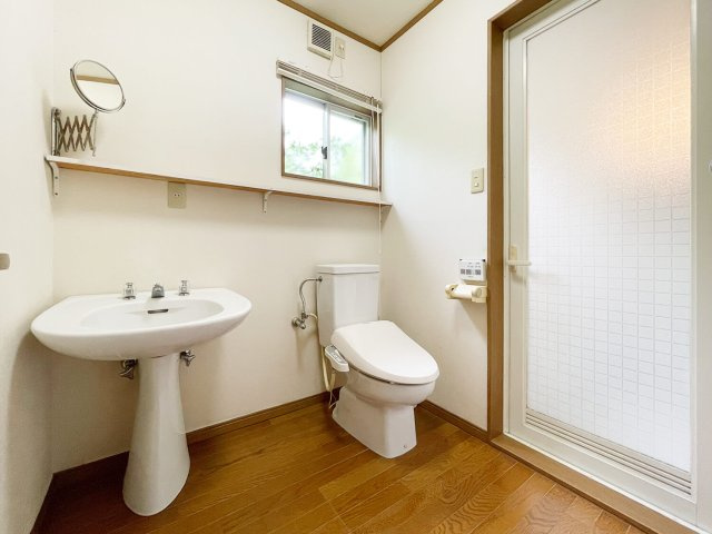 甲陽園山王町 中古戸建の洗面所|浴室に併設された洗面所・トイレスペースはホテルライクな様式です。
