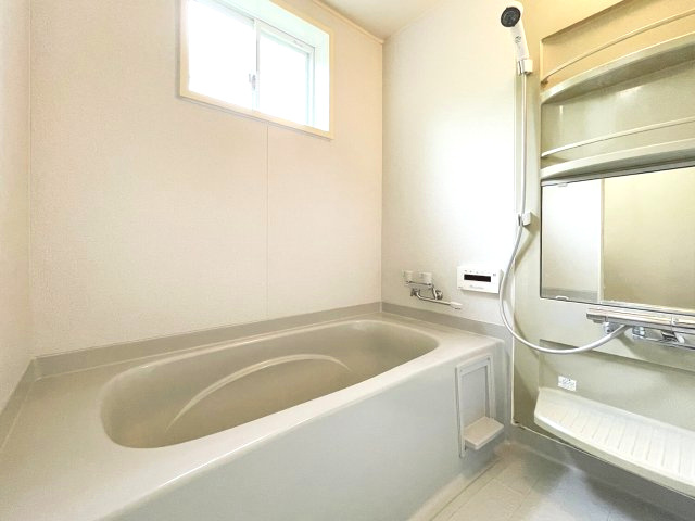 甲陽園山王町 中古戸建の浴室|浴室には窓があり換気も良好です。