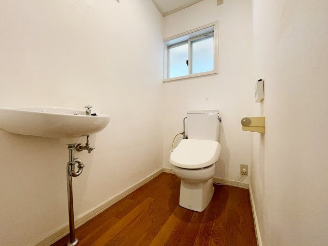 甲陽園山王町 中古戸建のトイレ|１階トイレ　手洗い場付です。窓もあり換気良好です。