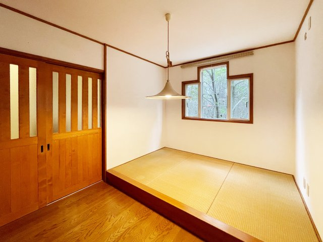 甲陽園山王町 中古戸建の洋室|１階の洋室、タタミスペース付きです。畳スペースがあるため来客の際にも布団をそのまま引けるので便利です