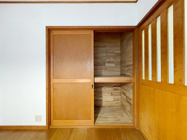 甲陽園山王町 中古戸建の収納|押入の中は、桐で作られれており大切な衣類を守ります。