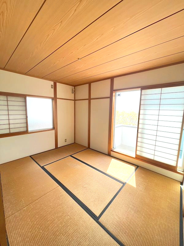 甲陽園山王町 中古戸建の和室|２階南側の和室　南東角の部屋　大変明るいです。バルコニーにも面していて南側には大阪湾方向の眺望有