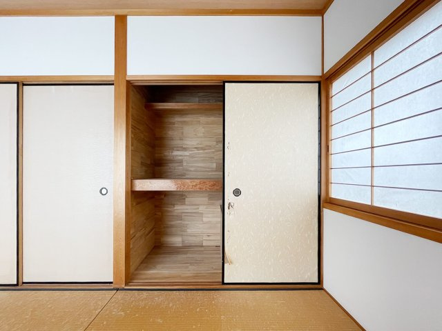 甲陽園山王町 中古戸建の収納|２階和室の収納内部も桐を使用しています。