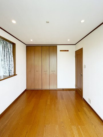 甲陽園山王町 中古戸建の洋室|２階南西側洋室。収納内部は桐を使用しており防虫性にすぐれます。