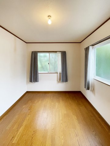 甲陽園山王町 中古戸建の洋室|２階北東側洋室。約６帖有り静かなお部屋です。