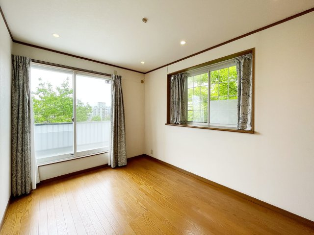 甲陽園山王町 中古戸建の洋室|2階南西側の洋室　窓が２面有り通風良好、奥行きのあるバルコニーはテーブルやいすなどを置いて景色も楽しめます。