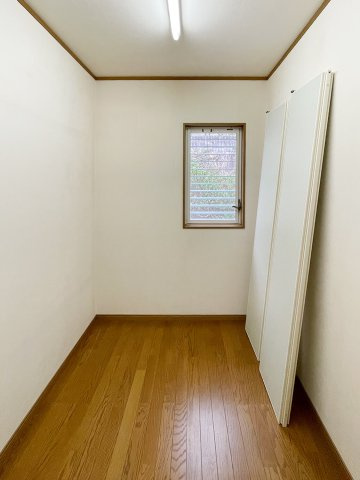 甲陽園山王町 中古戸建の収納|２階納戸　約３帖有りゆったりと収納ができます。窓があり換気も良好です。