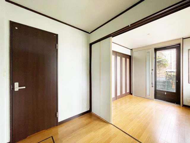 甲陽園山王町 中古戸建の居間・リビング|増築部分（1階南側）。住戸玄関と別の出入口が設けられています。