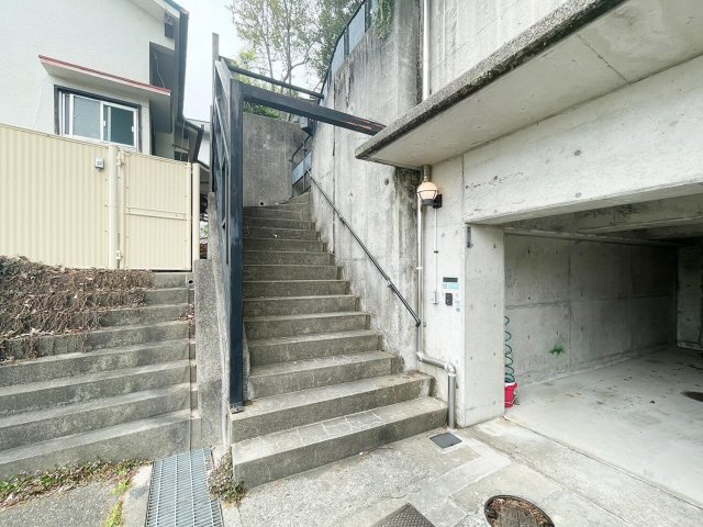 甲陽園山王町 中古戸建の外観|建物入り口階段。焼き板があり店舗入り口のような雰囲気があります。車庫外部にもサイズにより１台駐車可能