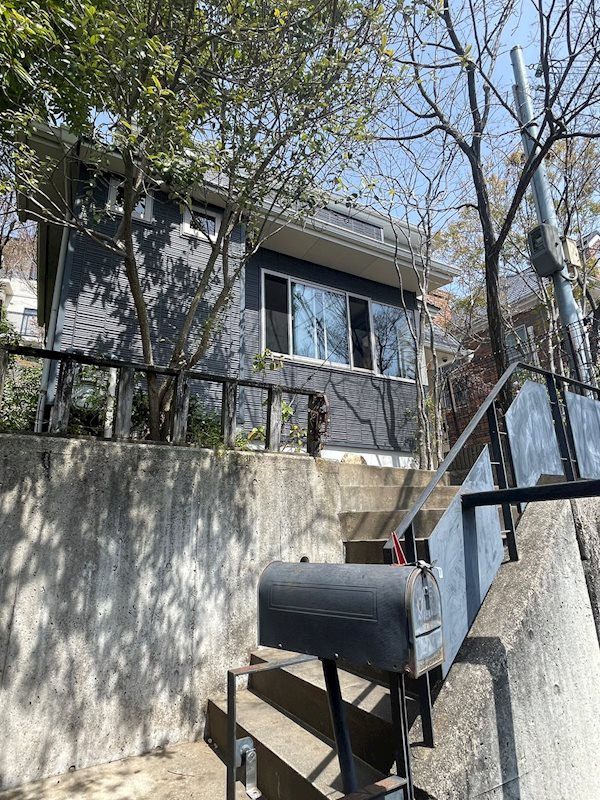 甲陽園山王町 中古戸建の玄関|敷地内に緑が多く階段を上ると素敵な景色がお客様をお迎えしています。