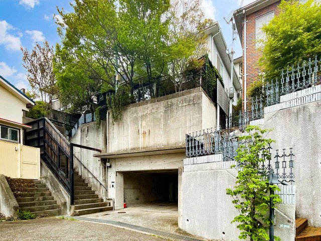 甲陽園山王町 中古戸建の外観|車庫前のスペースが広く開放感がございます。