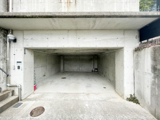 甲陽園山王町 中古戸建の駐車場|高さ約２ｍ有（梁下）、車両サイズによっては２台駐車可能です。