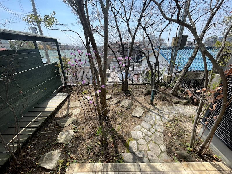甲陽園山王町 中古戸建の玄関|玄関アプローチ
