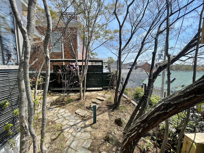 甲陽園山王町 中古戸建の外観|玄関前の庭スペース、玄関アプローチを兼ねています。暑い季節には葉で日よけにもなります。