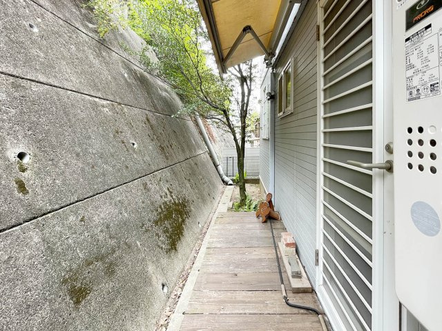 甲陽園山王町 中古戸建のその他|キッチン横掃き出しのウッドデッキ