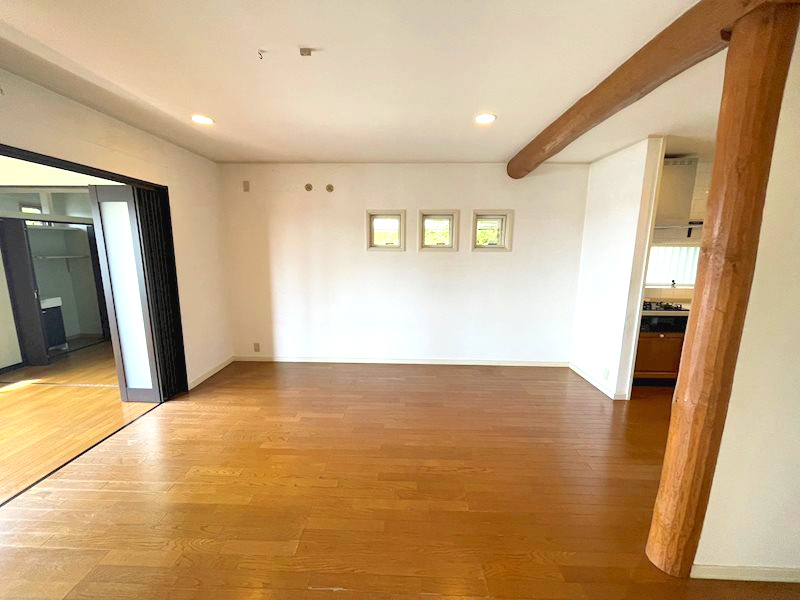 甲陽園山王町 中古戸建の居間・リビング|玄関からリビングに入るとゆったりとした雰囲気があります。