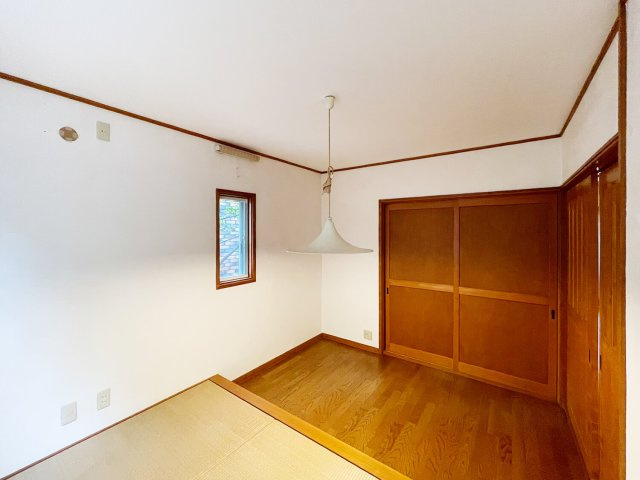 甲陽園山王町 中古戸建の洋室|1階の和洋室。畳部分が一段高くなっています。窓が２面にあり換気も良好です。
