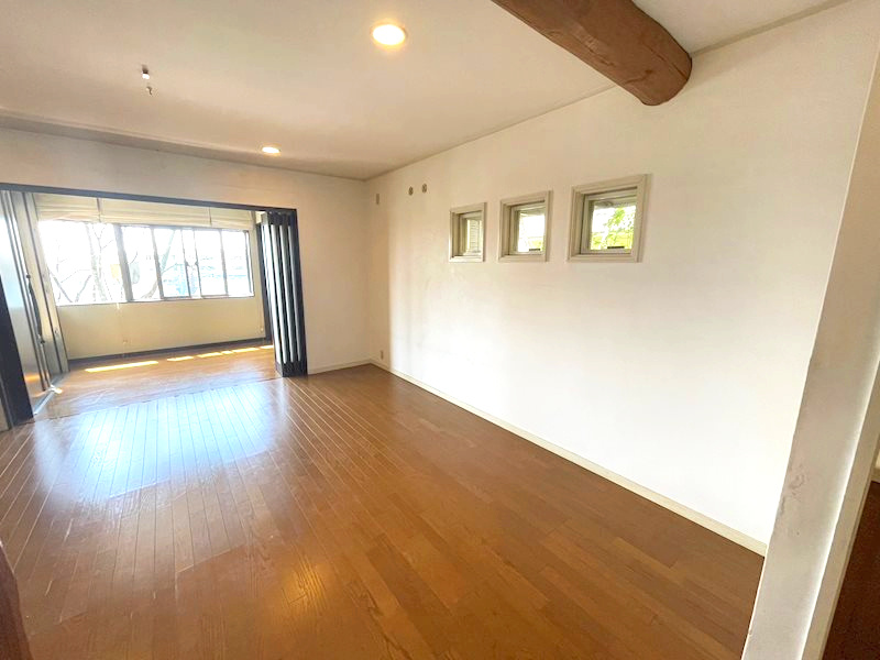 甲陽園山王町 中古戸建の居間・リビング|増築部分の扉を開けて使えば約26帖の大空間として利用できるリビングです。