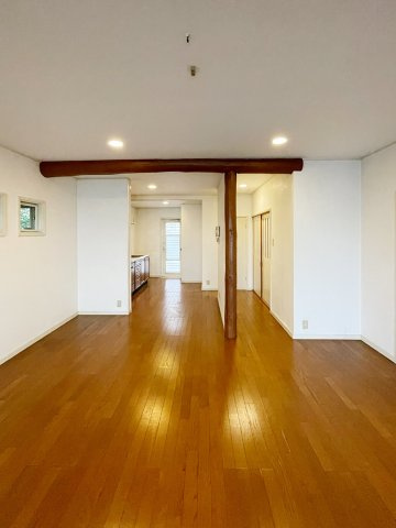 甲陽園山王町 中古戸建の居間・リビング|キッチン入り口部分には化粧梁があります。