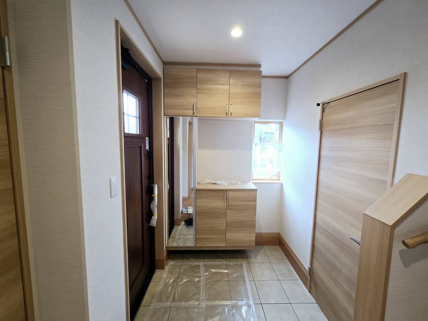 八戸市大字河原木字久保16-47　B棟の玄関