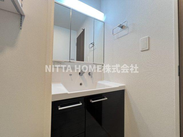 デスパシオ氷上Ⅱの洗面所|大きな鏡の独立洗髪洗面台です◇