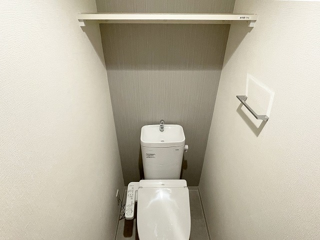 【トイレ】 | エスリードカレッジゲート南草津 | ゆったりとした空間のトイレです（同物件別室の写真です）