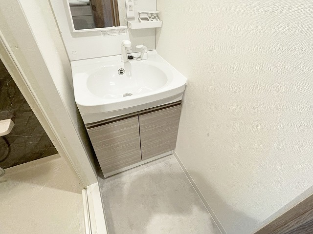 【洗面所】 | エスリードカレッジゲート南草津 | 明るい洗面所です（同物件別室の写真です）