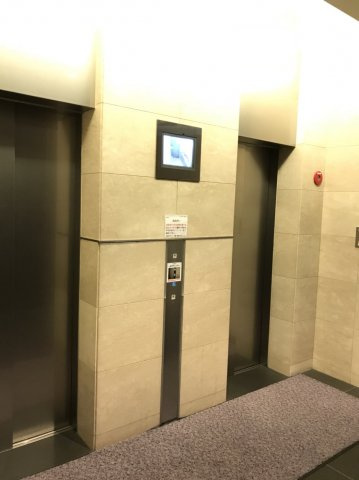 【その他共用部分】 | 【エレベーターホール】上品で格式ある雰囲気が漂う、エレベーターホール。モニターで内部を確認できます！