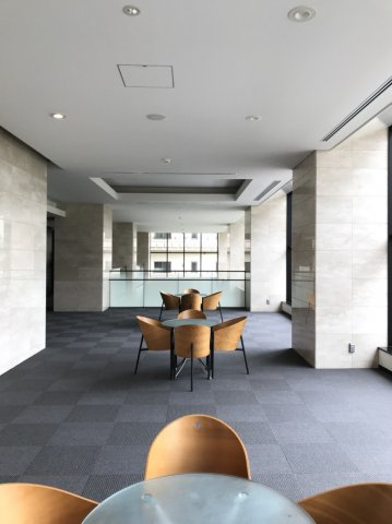 【ロビー】 | 【オーナーズサロン】中央広場に面した寛ぎのスペース。ワイドなガラスウォールから陽光が差し込みます！