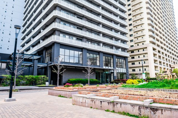 【周辺】 | 【周辺】マンション周辺の歩道もきれいに整備・管理され、緑豊かなオープンスペースが広がっています！