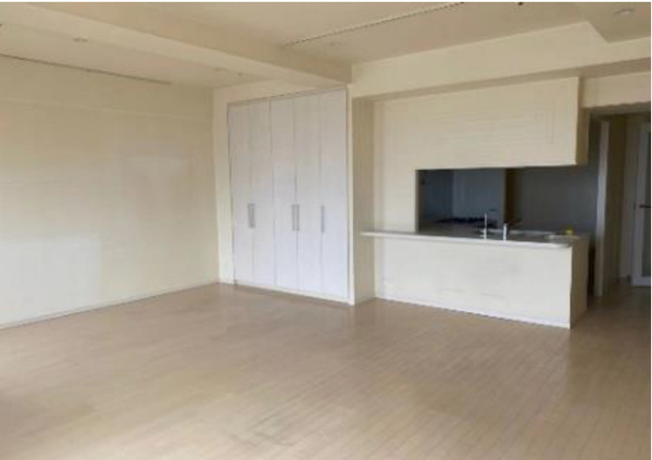 【居間・リビング】 | 【リビングダイニング】LDK約24帖！大容量のシステム収納付きです！床暖房完備で冬でもあたたか！