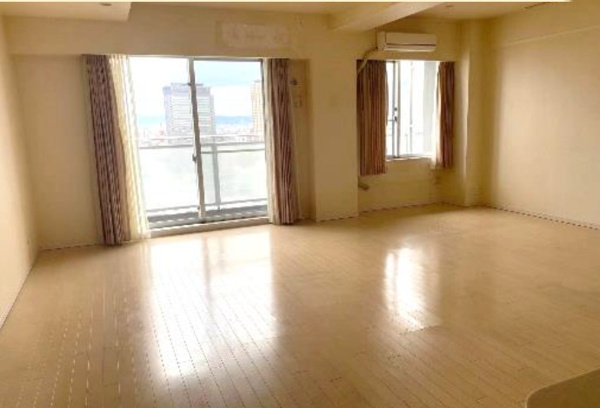 【居間・リビング】 | 【リビングダイニング】高層階（27階）につき、眺望・採光・通風すべて良好！東向きのバルコニー！