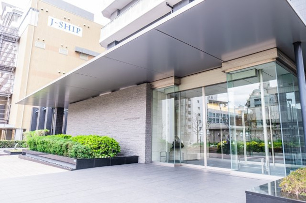  | 【エントランス外観】多くの人々が行き交う、目の前の「中央広場」に馴染む親近感と、洗練されたデザイン。