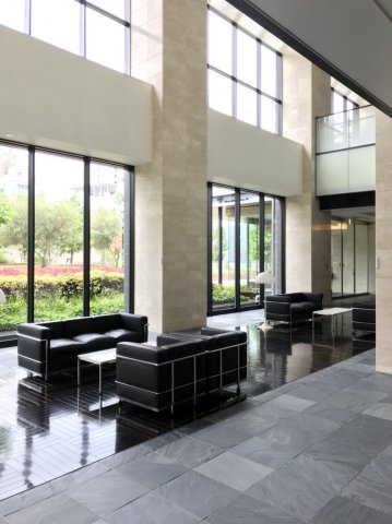 【エントランス】 | 【エントランスホール】天井高約8ｍの吹き抜け空間。圧倒的な開放感と溢れんばかりの自然光に包まれます。