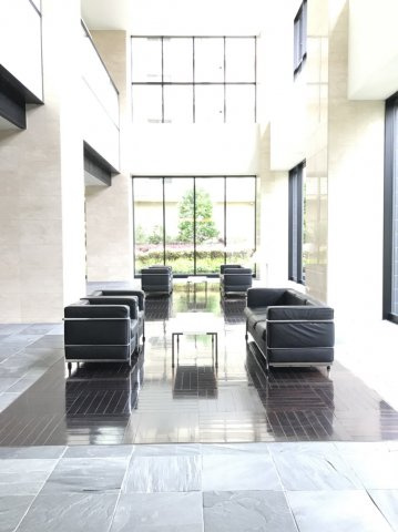 【エントランス】 | 【エントランスホール】ゆったりとしたソファに身を委ね、ご歓談やお待ち合わせのひとときも
優雅に。
