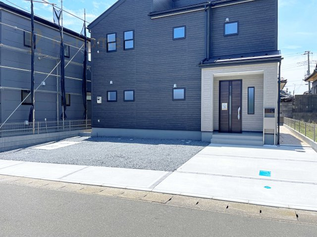 ひたちなか市平磯遠原町第11　新築戸建て　1号棟の駐車場|カースペースは3台完備。ゲスト用のスペースも確保できますね♪