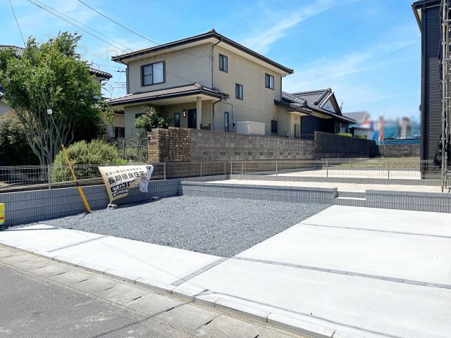 ひたちなか市平磯遠原町第11　新築戸建て　2号棟の駐車場|カースペースは3台完備。ゲスト用のスペースも確保できますね♪