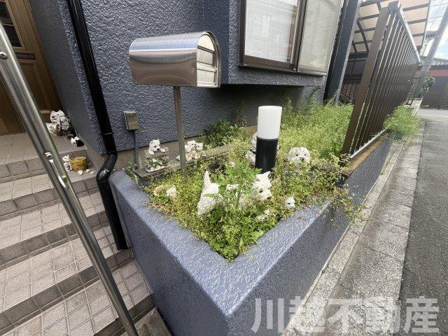 タクトホーム施工のフルリノベ中古戸建のエントランス|アプローチ脇のちょっとした空間、使い方は自由！