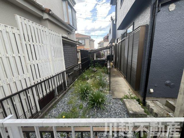タクトホーム施工のフルリノベ中古戸建の庭|小さいながらお庭があるので、お花植えたりできますね！