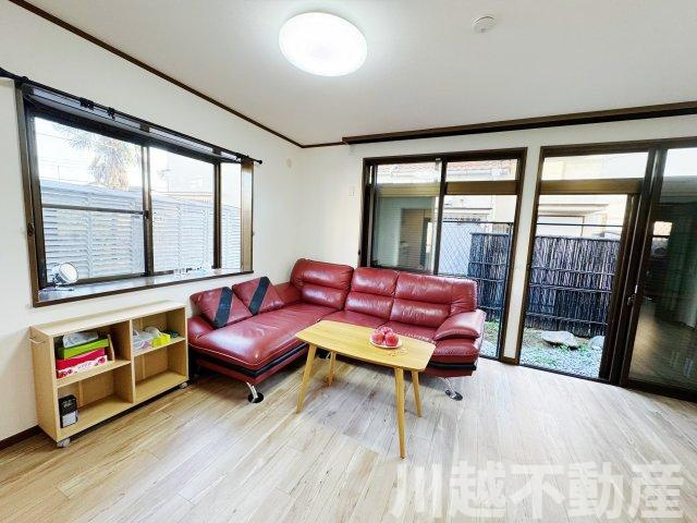 タクトホーム施工のフルリノベ中古戸建の居間・リビング|ゆったりとした居間です