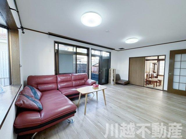 タクトホーム施工のフルリノベ中古戸建の居間・リビング|おしゃれなリビングです