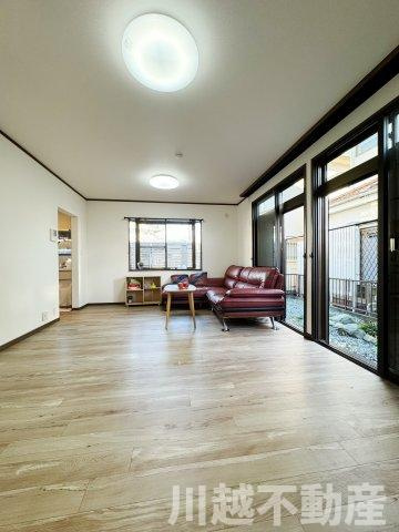 タクトホーム施工のフルリノベ中古戸建の居間・リビング|窓がたくさんあるので明るい空間に仕上がっております