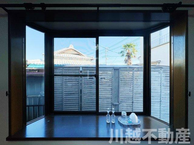 タクトホーム施工のフルリノベ中古戸建の内装|リビングのお洒落な出窓